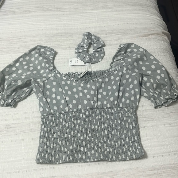 NWT Abercrombie and Fitch small top with matching scrunchy - Picture 1 of 4
